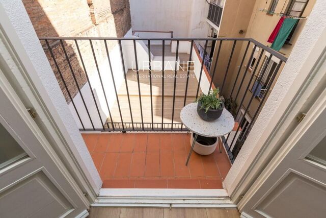 Piso reformado con terraza privada en tercera planta en El Born, Barcelona