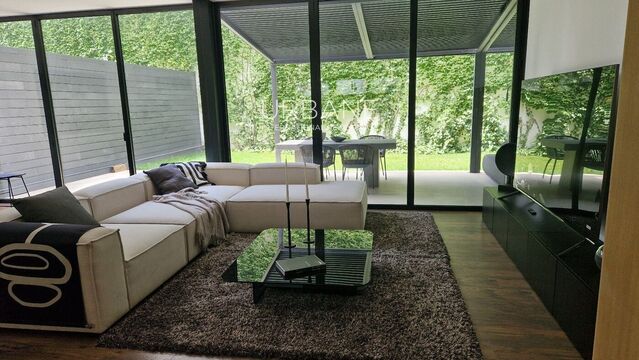 Elegancia Moderna y Tranquilidad: Gema en Planta Baja con Jardín Privado en Poblenou
