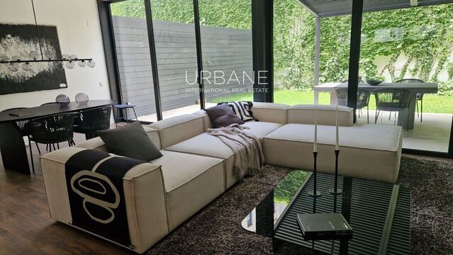 Elegancia Moderna y Tranquilidad: Gema en Planta Baja con Jardín Privado en Poblenou