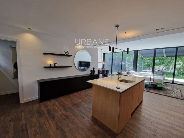 Elegancia Moderna y Tranquilidad: Gema en Planta Baja con Jardín Privado en Poblenou