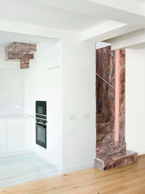 Luxury 3-Bedroom Duplex Penthouse with Terraces and Rooftop in Rambla Catalunya