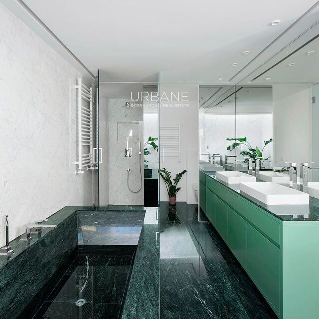 Luxury 3-Bedroom Duplex Penthouse with Terraces and Rooftop in Rambla Catalunya