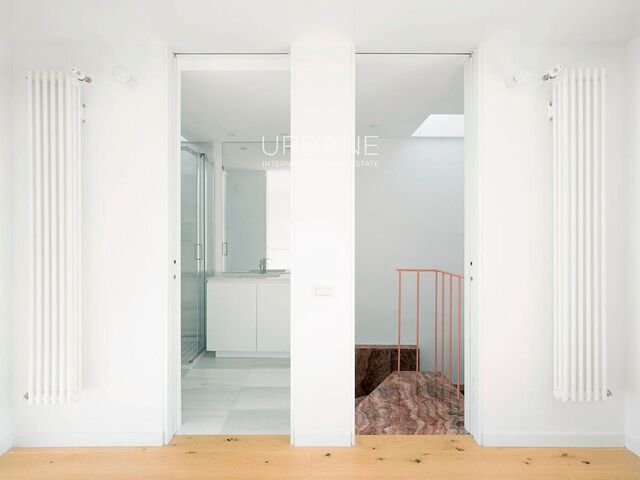 Luxury 3-Bedroom Duplex Penthouse with Terraces and Rooftop in Rambla Catalunya