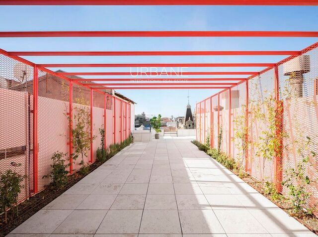 Luxury 3-Bedroom Duplex Penthouse with Terraces and Rooftop in Rambla Catalunya