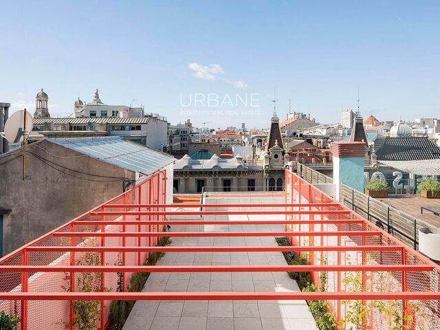 Luxury 3-Bedroom Duplex Penthouse with Terraces and Rooftop in Rambla Catalunya