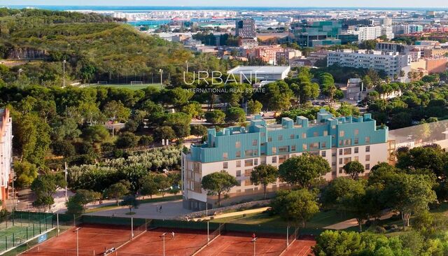 Lluminós Apartament de 2 Dormitoris a Montjuïc amb Vistes Verdes, Banys Moderns i Piscina a la Coberta