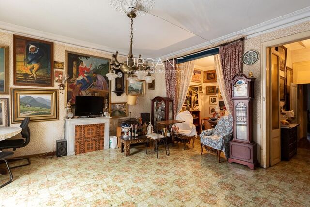 Great Investment Opportunity: Apartment to Renovate in the Heart of the Gothic Quarter