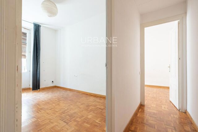 Amplio piso de 2 dormitorios con potencial de renovación en el corazón de la histórica Ciutat Vella de Barcelona (Ocupado)